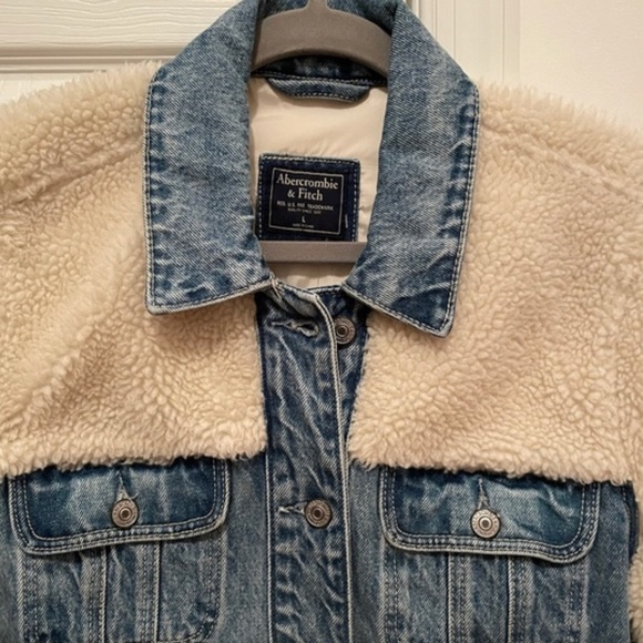 Abercrombie & Fitch Sherpa Denim Jacket! ✨ - Picture 3 of 4
